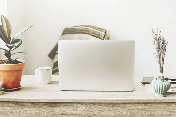 Laptop Área Trabalho Madeira Com Telefone Notebook Xícara Café Plantas — Fotografia de Stock