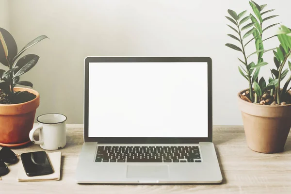 Laptop Con Schermo Bianco Vuoto Desktop Legno Con Telefono Notebook — Foto Stock