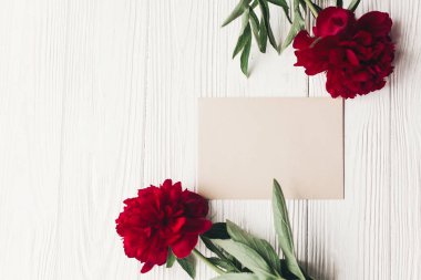 Modern çiçek tebrik kartı kavramı, Merhaba bahar şık görüntü düz yatıyordu. Beyaz ahşap rustik arka planda en iyi görünüm güzel kırmızı peonies buket. metin için yer. mutlu anneler günü