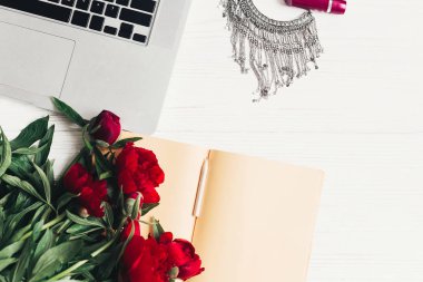 laptop ile açık boş defter, şık kolye ve güzel kırmızı peonies Beyaz ahşap zemin üzerinde kopya alan ile