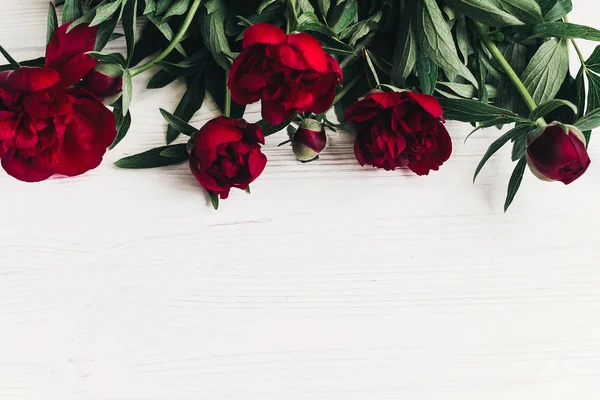 Tarjeta Felicitación Del Día Las Madres Con Hermosas Peonías Rojas — Foto de Stock