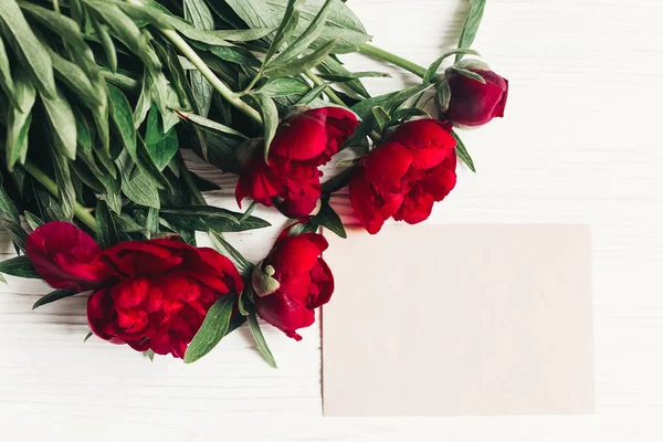 Tarjeta Blanco Flores Ramo Peonías Rojas Sobre Fondo Madera Blanca — Foto de Stock