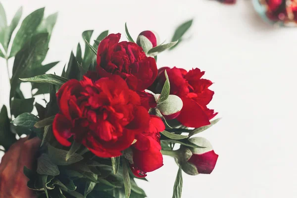 Concepto Tarjeta Felicitación Floral Hermosas Peonías Rojas Sobre Fondo Rústico — Foto de Stock