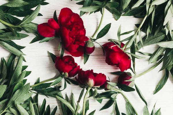 Çiçek Tebrik Kartı Kavramı Kırmızı Peonies Beyaz Ahşap Arka Planda — Stok fotoğraf
