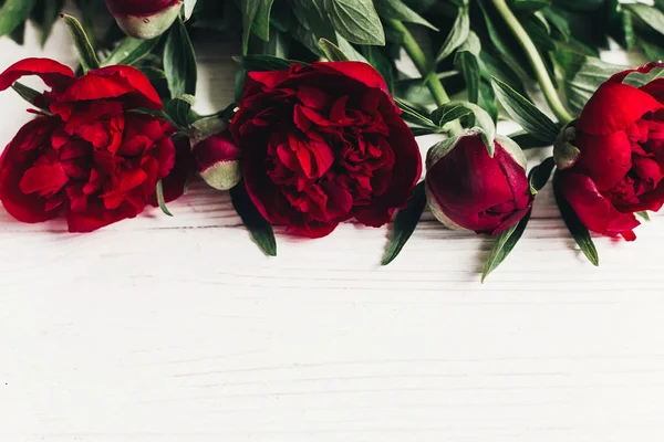 Beau Bouquet Pivoines Rouges Sur Fond Blanc Rustique Carte Vœux — Photo