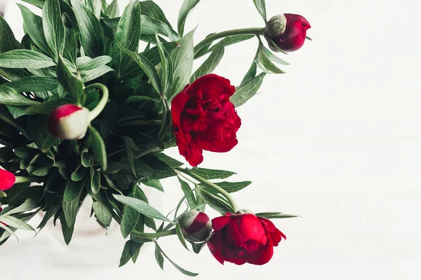 Beautiful Red Peonies Blooming Bouquet White Rustic Background Flat Lay — Stock Photo, Image