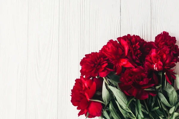 Beautiful Red Peonies Bouquet White Wooden Rustic Background Flat Lay — Stock Photo, Image