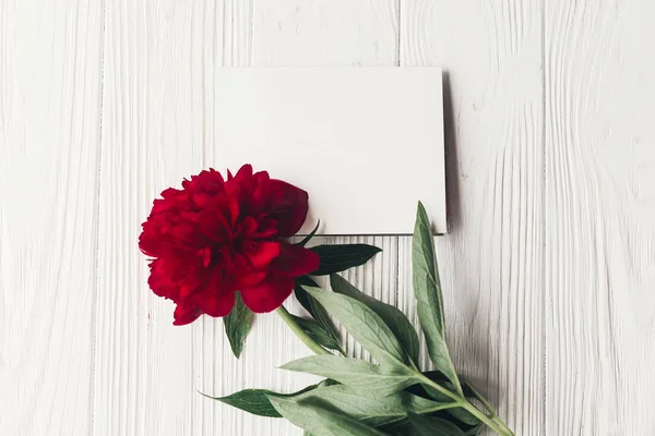 Hermosa Peonía Roja Tarjeta Papel Sobre Fondo Rústico Madera Plana — Foto de Stock