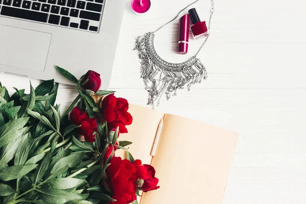 Laptop Notebook Stylish Necklace Lipstick Nail Polish Beautiful Red Peonies — Stock Photo, Image