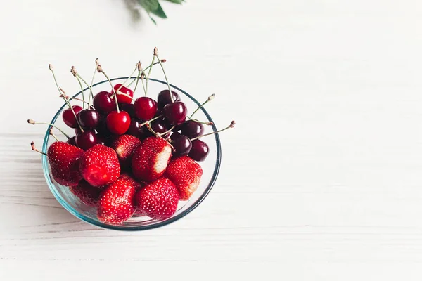 Hola Verano Cerezas Frescas Fresas Elegante Tazón Vidrio Sobre Fondo — Foto de Stock