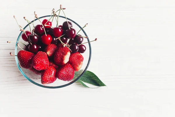 Piso Verano Yacía Cerezas Frescas Fresas Tazón Sobre Fondo Madera — Foto de Stock