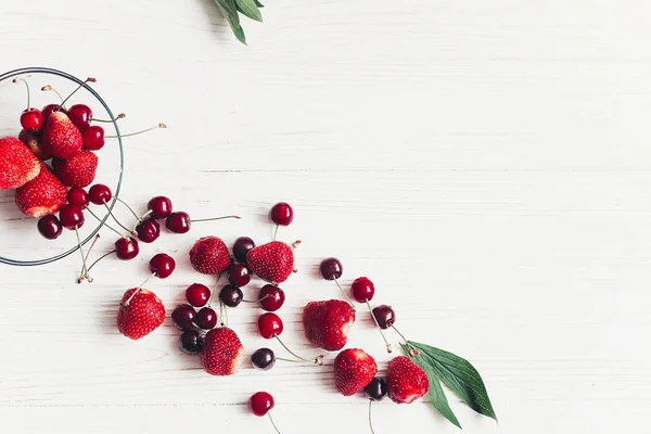 Cerezas Frescas Fresas Esparcidas Del Tazón Sobre Fondo Madera Blanca — Foto de Stock