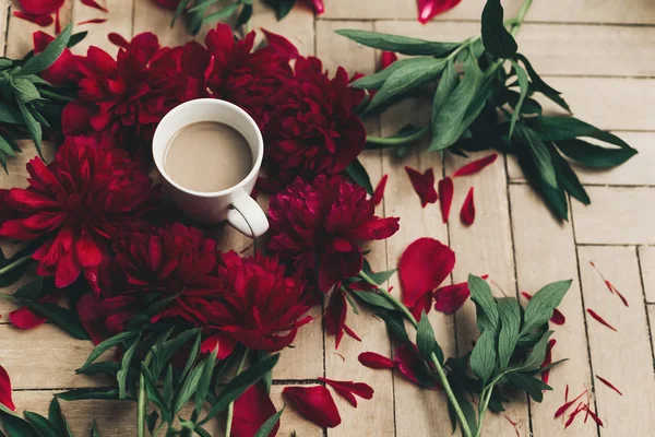 Eleganta Kaffekopp Och Vackra Röda Pioner Rustika Trä Bakgrund Platt — Stockfoto