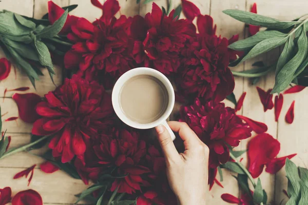 Mano Femenina Sosteniendo Elegante Taza Café Sobre Fondo Madera Rústica —  Fotos de Stock