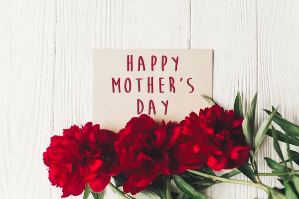 Glücklich Muttertag Textschild Auf Bastelpapier Karte Schöne Rote Pfingstrosen Auf — Stockfoto