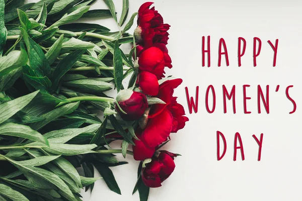 Happy Women Day Text Sign Beautiful Red Peonies White Wooden — стоковое фото