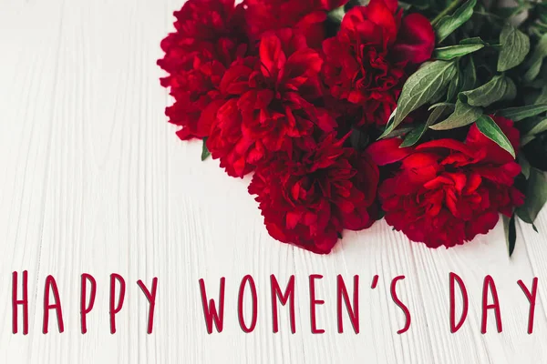 Happy Women Day Text Sign Beautiful Red Peonies White Wooden — Stock Photo, Image