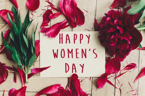 Fröhliche Frauentagstextzeichen Auf Bastelkarte Und Schöne Rote Pfingstrosen Auf Rustikalem — Stockfoto