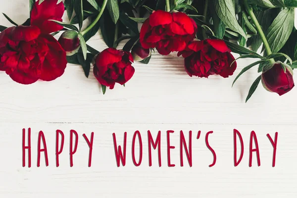 Szczęśliwy Dzień Kobiet Tekst Zarejestruj Piękne Piwonie Czerwony Białym Tle — Zdjęcie stockowe