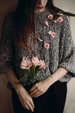 boho kadın güzel alstroemeria elele kırpma