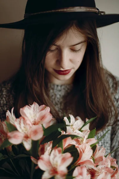 Retrato Joven Morena Con Sombrero Sosteniendo Flores Rosas Las Manos — Foto de Stock