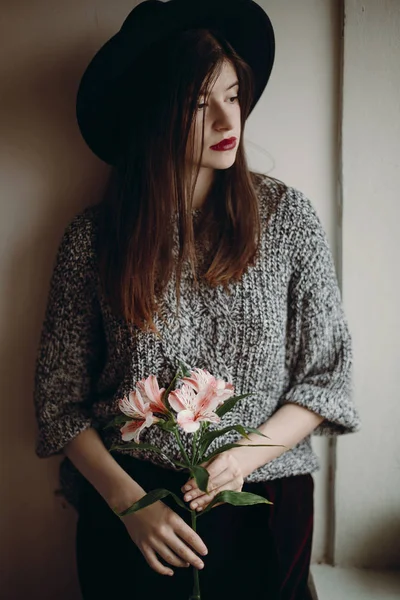 Stylish Hipster Girl Black Hat Holding Pink Flowers Standing Window — Stock Photo, Image