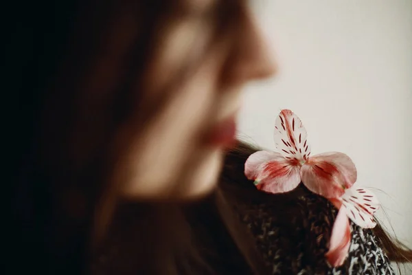 Mujer Joven Sosteniendo Flor Rosa Cerca Concéntrate Flor Concepto Ecológico — Foto de Stock