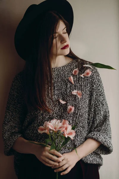 Stylisches Hipstermädchen Mit Hut Das Rosa Blumen Und Blütenblätter Auf — Stockfoto