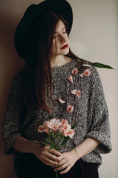 Chic Fille Hipster Dans Chapeau Tenant Des Fleurs Roses Des — Photo