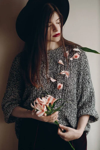 Stylish Hipster Girl Hat Holding Pink Flowers Petals Sweater Growing — Stock Photo, Image
