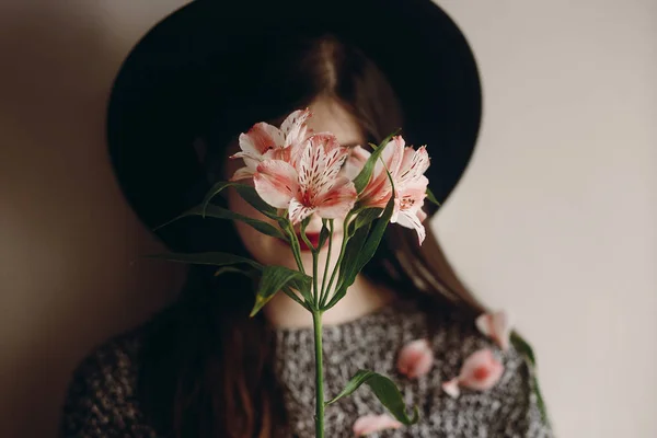 Mujer Boho Con Estilo Con Hermosas Flores Alstroemeria Las Manos — Foto de Stock