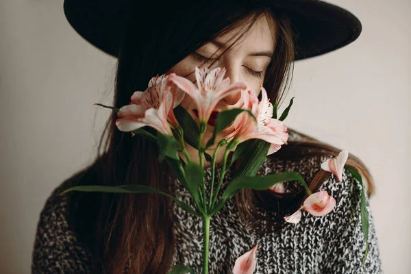 Portrait Young Brunette Girl Hat Holding Pink Flowers Hands — Stock Photo, Image