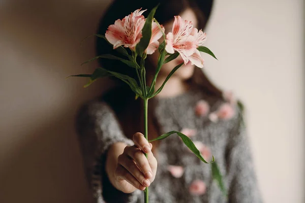 Μοντέρνα Boho Γυναίκα Όμορφα Αλστρομέριες Λουλούδια Στα Χέρια Επικεντρωθεί Λουλούδια — Φωτογραφία Αρχείου