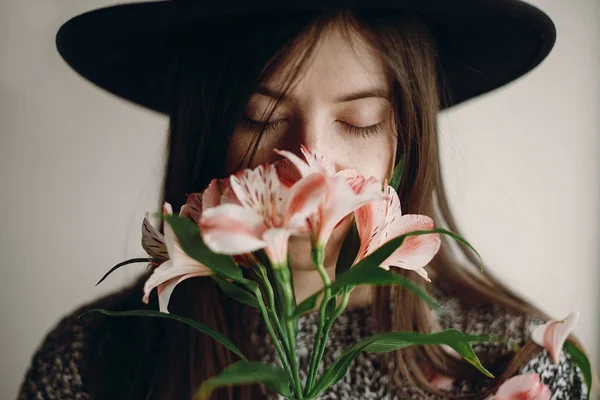 Chica Hipster Con Estilo Sombrero Sosteniendo Oliendo Hermosas Flores Alstroemeria — Foto de Stock