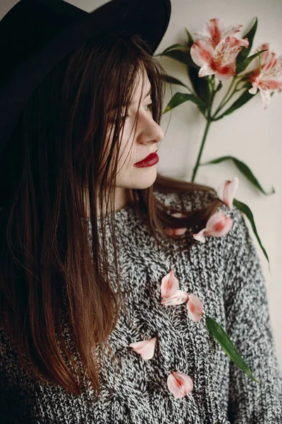 Portrait Jeune Fille Brune Chapeau Tenant Des Fleurs Roses Dans — Photo