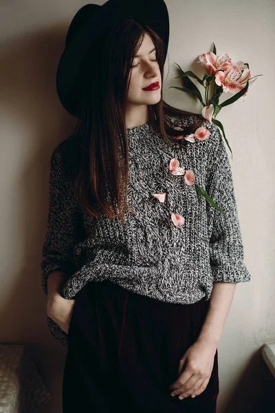 Chic Fille Hipster Dans Chapeau Tenant Des Fleurs Roses Des — Photo
