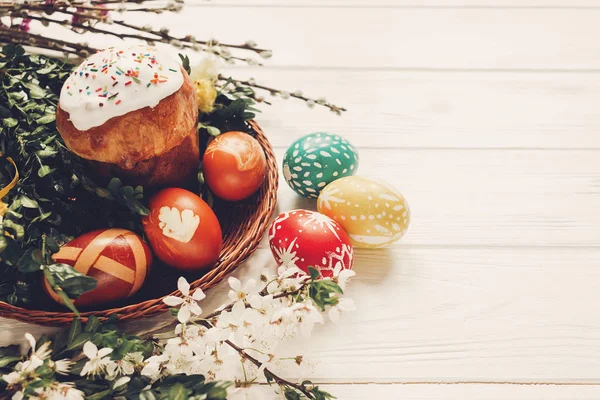 Стильные Пасхальные Яйца Пасхальный Хлеб Торт Цветы Деревянном Фоне Современные — стоковое фото