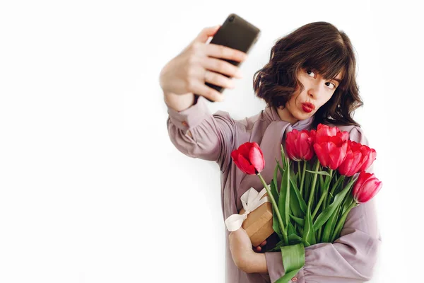 Feliz Chica Elegante Haciendo Selfie Con Tulipanes Rosados Caja Regalo —  Fotos de Stock