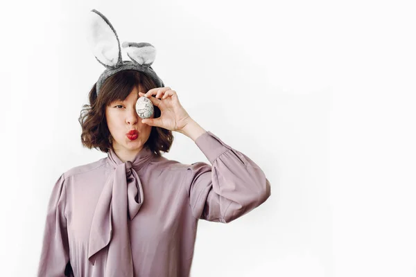 Beautiful Stylish Girl Bunny Ears Holding Easter Egg Funny Emotions — Stock Photo, Image