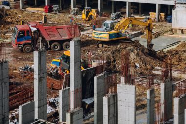 Işını makineleri ve buldozer zemin ve kirli yere arka plan üzerinde inşaat alanında binasında ışını ile vinç