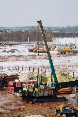 Işını makineleri ve buldozer zemin ve kirli yere arka plan üzerinde inşaat alanında binasında ışını ile vinç