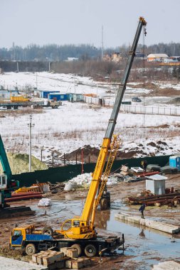 Işını makineleri ve buldozer zemin ve kirli yere arka plan üzerinde inşaat alanında binasında ışını ile vinç