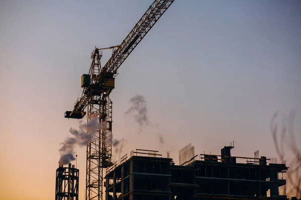 Grúa Obra Construcción Con Tubería Con Humo Sobre Fondo Del —  Fotos de Stock