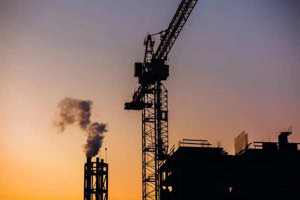 Paisaje Industrial Con Siluetas Grúas Sobre Luz Solar Nocturna Ciudad — Foto de Stock