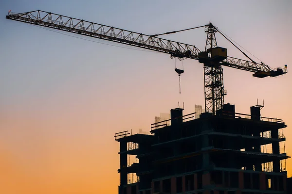 Kran Byggeplass Bakgrunnen Solnedgangshimmelen Industrielt Landskap Med Silhuetter Kraner Bygning – stockfoto