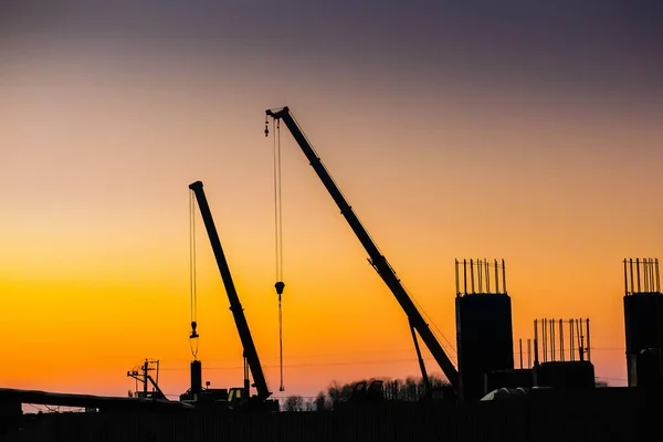 Kran Och Byggnaden Byggarbetsplats Bakgrund Solnedgång Sky Industrilandskapet Med Silhuetter — Stockfoto