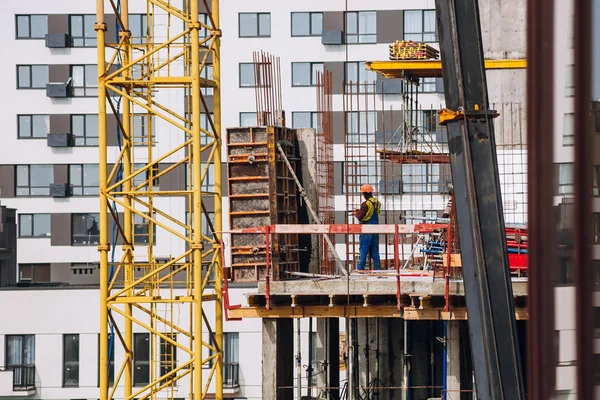Arbetare Ingenjörer Som Arbetar Byggarbetsplatsen Och Kranar Bakgrund Nya Byggnad — Stockfoto