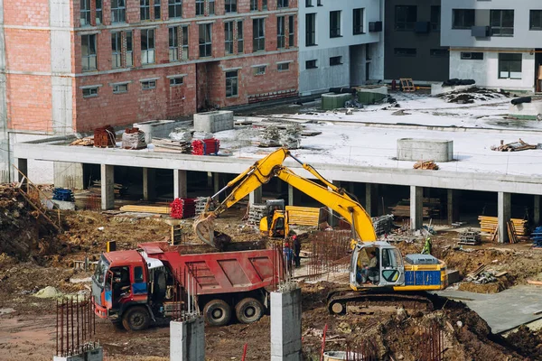 Engenheiros Trabalhadores Que Trabalham Canteiro Obras Guindastes Fundo Novos Arranha — Fotografia de Stock