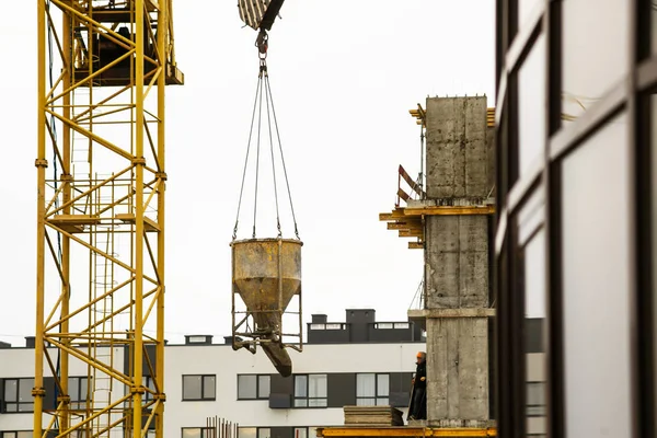 Vinç Kaldırma Kova Çimento Inşaat Alanında Yeni Bina Gökdelenler Taşıma — Stok fotoğraf