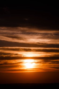 güzel kırmızı bulutlu gün batımı turuncu gökyüzü, dramatik görünüm içinde. büyüleyici doğa duvar kağıdı. 